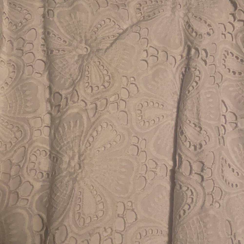 White lacy lily - Picture 2 of 5